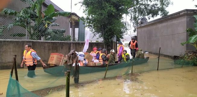 Tiếp tế lương thực, nước uống cho xã bị lũ cô lập - ảnh 4