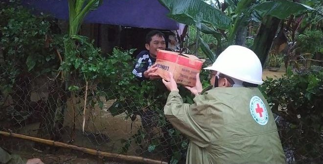 Tiếp tế lương thực, nước uống cho xã bị lũ cô lập - ảnh 5