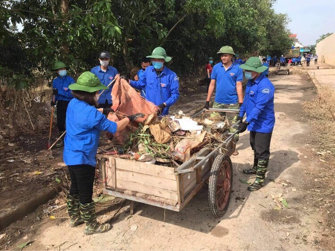 Tỉnh đoàn Hà Tĩnh trao tặng phao cứu sinh, thuyền hỗ trợ dân vùng lũ - ảnh 9