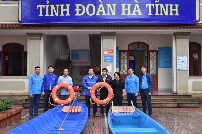 Tỉnh đoàn Hà Tĩnh trao tặng phao cứu sinh, thuyền hỗ trợ dân vùng lũ - ảnh 2