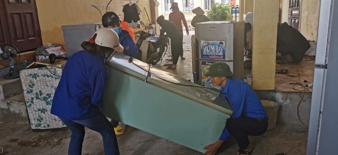 Tỉnh đoàn Hà Tĩnh trao tặng phao cứu sinh, thuyền hỗ trợ dân vùng lũ - ảnh 7
