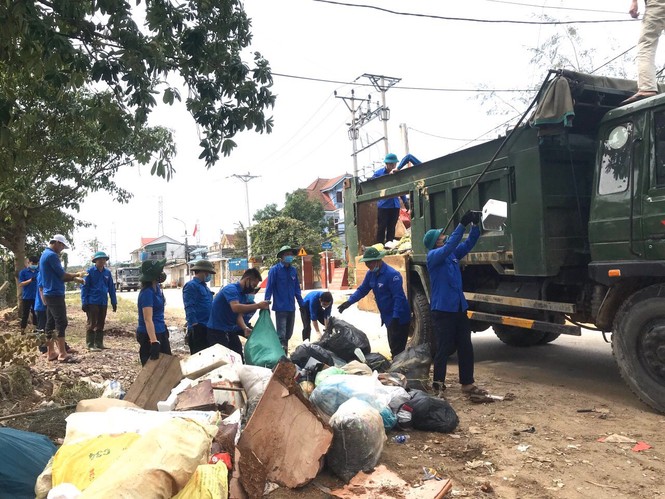 Tỉnh đoàn Hà Tĩnh trao tặng phao cứu sinh, thuyền hỗ trợ dân vùng lũ - ảnh 10