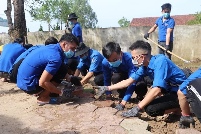 Tỉnh đoàn Hà Tĩnh trao tặng phao cứu sinh, thuyền hỗ trợ dân vùng lũ - ảnh 6