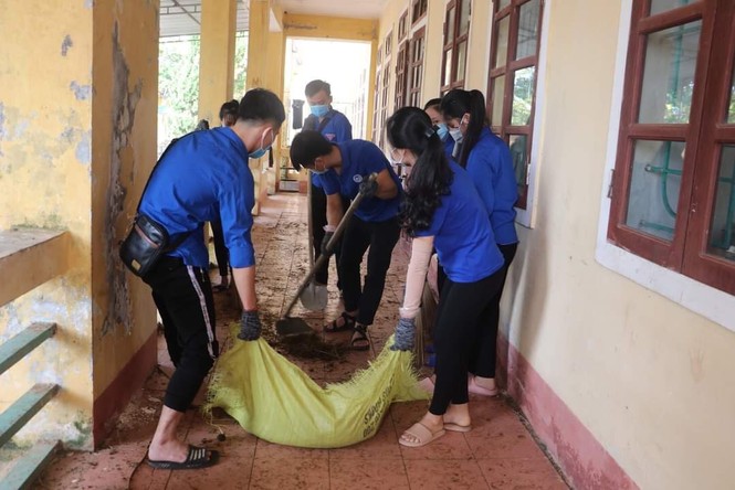 Tỉnh đoàn Hà Tĩnh trao tặng phao cứu sinh, thuyền hỗ trợ dân vùng lũ - ảnh 8
