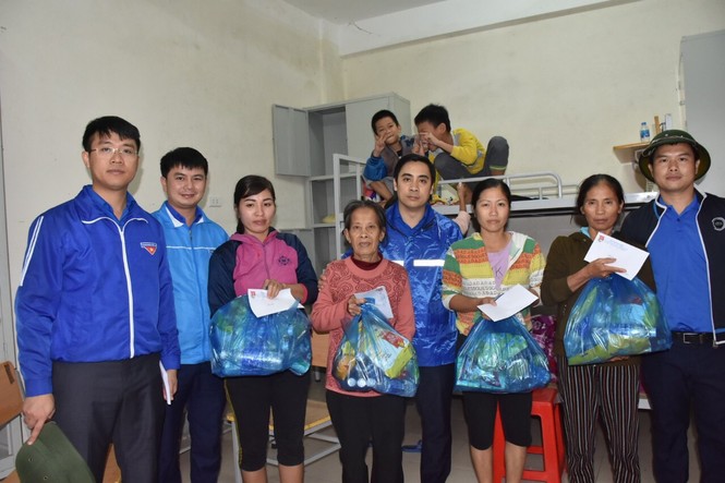 Tỉnh đoàn Hà Tĩnh trao tặng phao cứu sinh, thuyền hỗ trợ dân vùng lũ - ảnh 3
