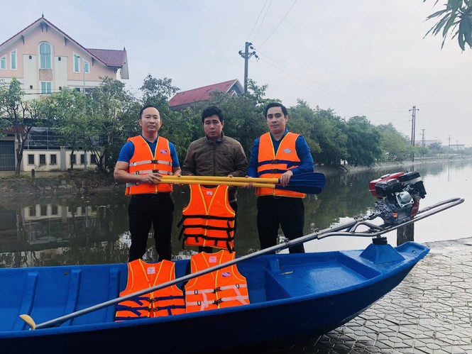 Tỉnh đoàn Hà Tĩnh trao tặng phao cứu sinh, thuyền hỗ trợ dân vùng lũ - ảnh 4