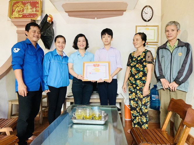 Nam sinh lớp 9 dũng cảm cứu hai bạn học sinh bị rơi xuống dòng nước lũ - ảnh 1