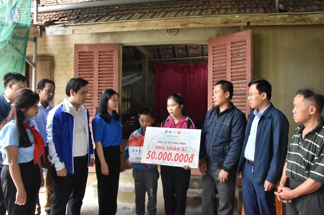 Tuổi trẻ Thủ đô trao hàng nghìn suất quà hướng về miền Trung ruột thịt - ảnh 2