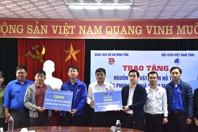 Tuổi trẻ Thủ đô trao hàng nghìn suất quà hướng về miền Trung ruột thịt - ảnh 4
