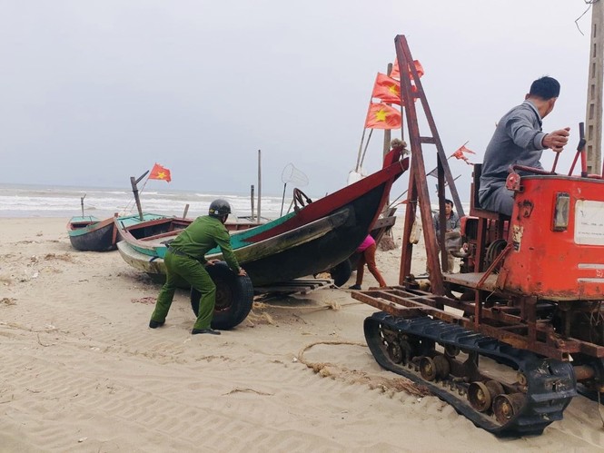 Bão 13 dữ dội nhất từ đêm nay đến sáng mai, nguy cơ ngập lụt lớn - ảnh 31