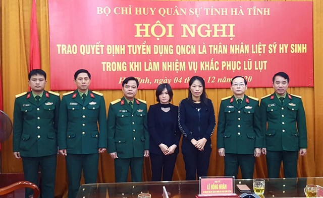 Vợ của 2 liệt sĩ Đoàn 337 được tuyển dụng quân nhân chuyên nghiệp - ảnh 1