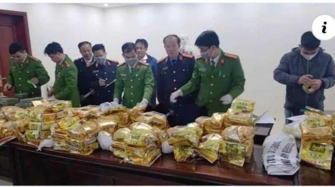 Bắt nhóm đối tượng chở 8 bao tải chứa hàng trăm kg chất nghi ma túy - ảnh 1