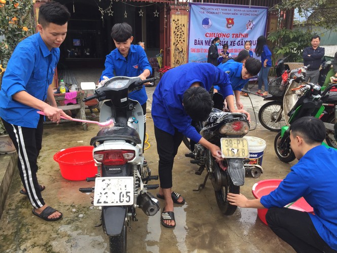 Tuổi trẻ Hà Tĩnh rửa xe gây quỹ hưởng ứng Tết vì người nghèo - ảnh 1
