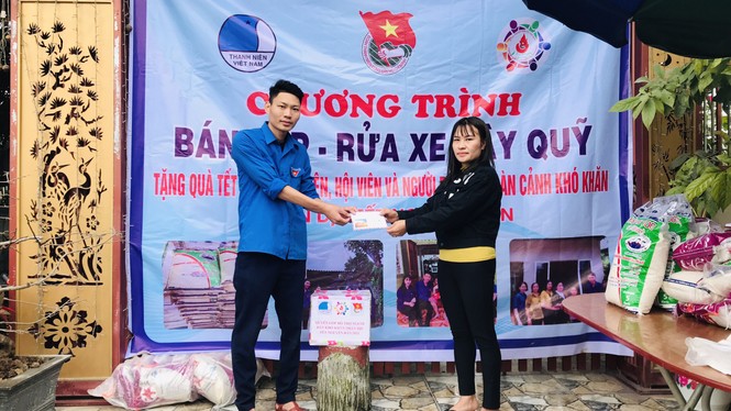Tuổi trẻ Hà Tĩnh rửa xe gây quỹ hưởng ứng Tết vì người nghèo - ảnh 6