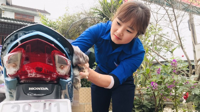 Tuổi trẻ Hà Tĩnh rửa xe gây quỹ hưởng ứng Tết vì người nghèo - ảnh 4