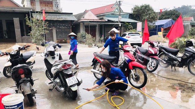 Tuổi trẻ Hà Tĩnh rửa xe gây quỹ hưởng ứng Tết vì người nghèo - ảnh 7