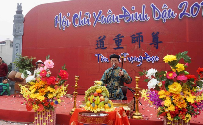 Văn Miếu đông nghẹt, người dân vô tư sờ đầu rùa - ảnh 4
