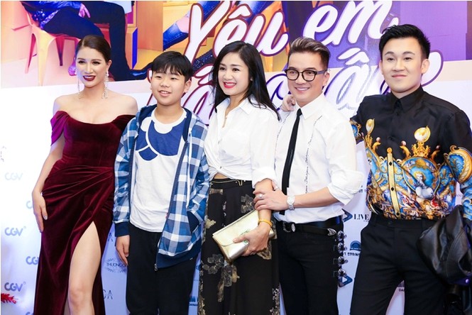 Dàn sao đình đám đi xem phim của 'vợ chồng' Đàm Vĩnh Hưng -Trang Trần - ảnh 2