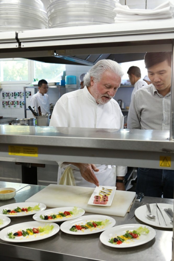 Bếp trưởng 2 sao Michelin biến lá su hào Việt thành món cao cấp - ảnh 2