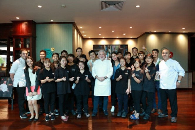 Bếp trưởng 2 sao Michelin biến lá su hào Việt thành món cao cấp - ảnh 1