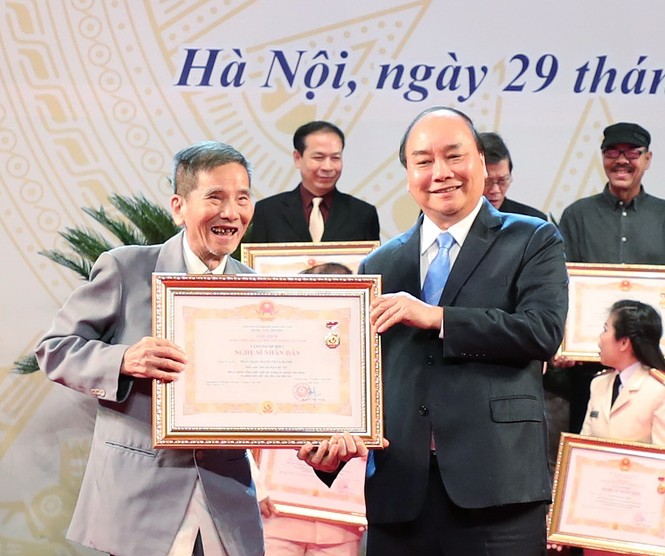 Khoảnh khắc xúc động khi các nghệ sĩ nhận danh hiệu NSND, NSƯT - ảnh 3