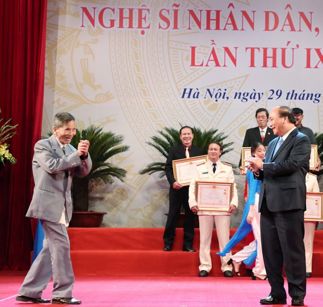 Khoảnh khắc xúc động khi các nghệ sĩ nhận danh hiệu NSND, NSƯT - ảnh 2