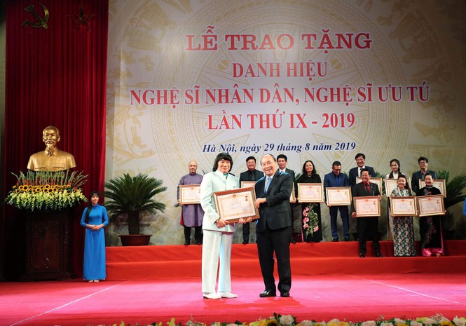 Khoảnh khắc xúc động khi các nghệ sĩ nhận danh hiệu NSND, NSƯT - ảnh 4