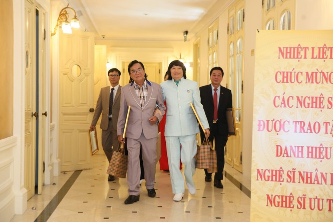 Khoảnh khắc xúc động khi các nghệ sĩ nhận danh hiệu NSND, NSƯT - ảnh 1