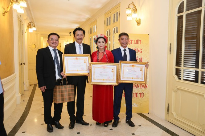 Khoảnh khắc xúc động khi các nghệ sĩ nhận danh hiệu NSND, NSƯT - ảnh 8