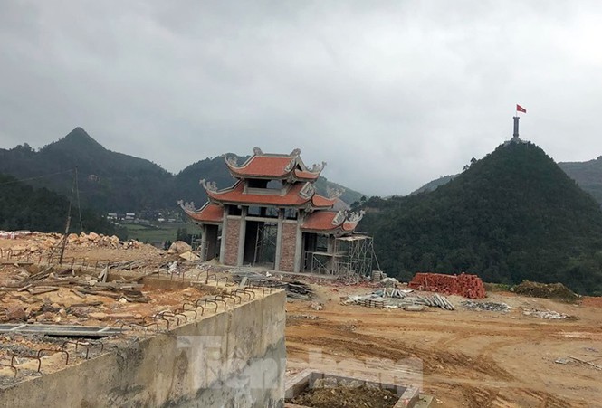 Siêu dự án 'bạt núi' làm du lịch ở Lũng Cú: Hà Giang khẳng định 'đúng quy hoạch' - ảnh 1
