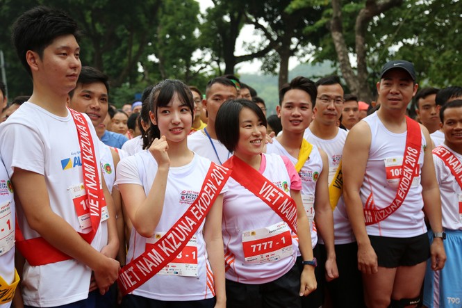 Nhóm nhạc thần tượng nữ Nhật Bản AKB48 hát và chạy quanh Bờ Hồ - ảnh 1