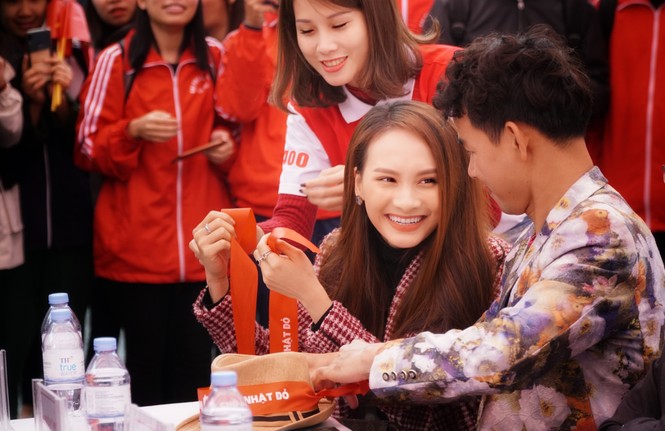 Bảo Thanh giữa vòng vây fan tại Chủ nhật đỏ lần thứ 12 - ảnh 1