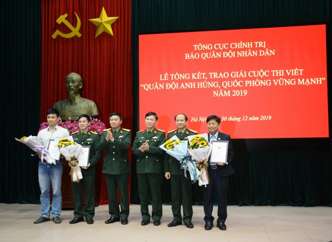 Nhà văn Đỗ Bích Thúy giành giải thưởng thi viết về quân đội và quốc phòng - ảnh 2