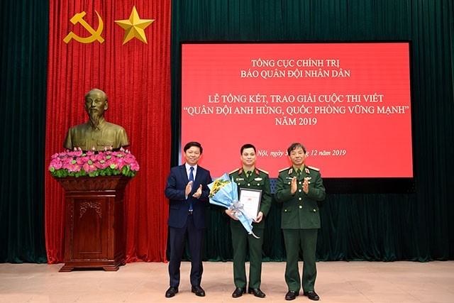 Nhà văn Đỗ Bích Thúy giành giải thưởng thi viết về quân đội và quốc phòng - ảnh 1