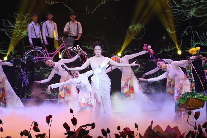 Hồ Ngọc Hà dịu dàng khác lạ trong ‘Vang mãi giai điệu Tổ quốc' - ảnh 4