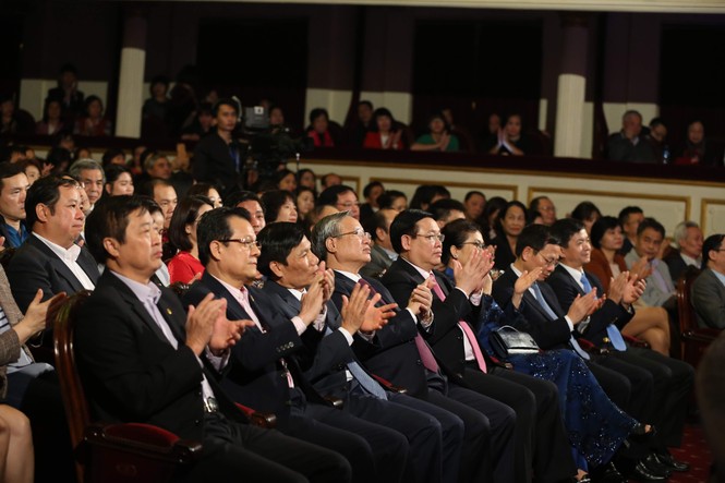 Hồ Ngọc Hà dịu dàng khác lạ trong ‘Vang mãi giai điệu Tổ quốc' - ảnh 1