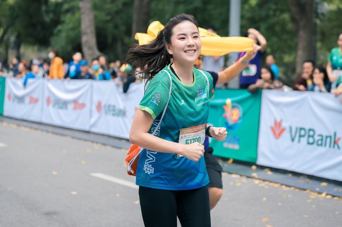 Mai Phương Thúy, Đỗ Mỹ Linh, Mai Ngọc thi chạy với Thanh Sơn, Xuân Nghị - ảnh 2