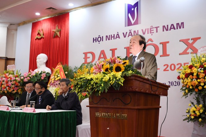 Cuộc chuyển giao ghế chủ tịch Hội Nhà văn ngoạn mục - ảnh 2