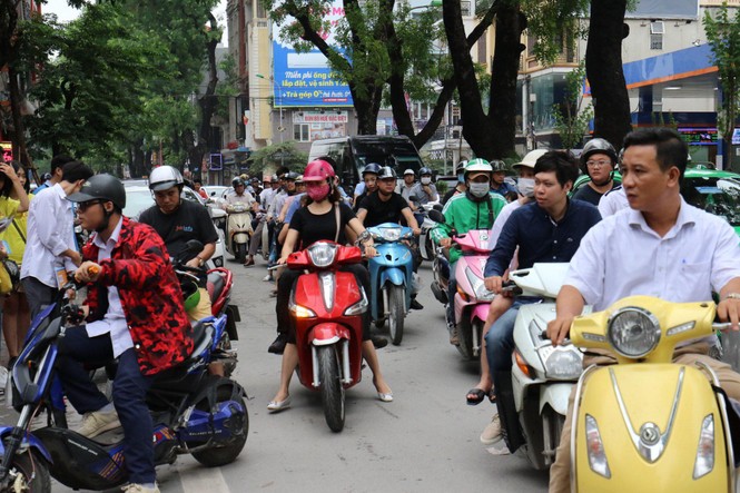 Phụ huynh, học sinh Thủ đô căng thẳng trước kỳ thi lớp 10 - ảnh 1