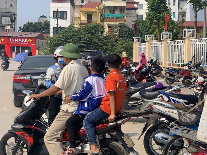Nghi xà xẻo suất ăn học sinh, phụ huynh quây trường học đòi giải thích - ảnh 5