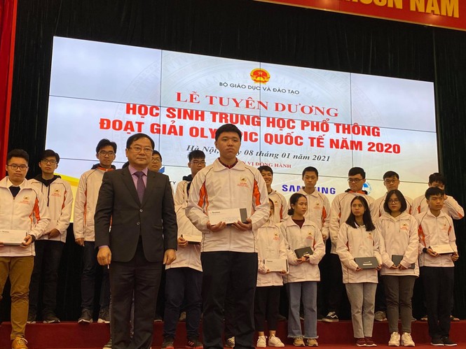 Học sinh giành Huy chương Olympic quốc tế nhận 'mưa giải thưởng' - ảnh 2