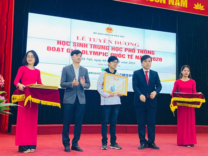 Học sinh giành Huy chương Olympic quốc tế nhận 'mưa giải thưởng' - ảnh 1