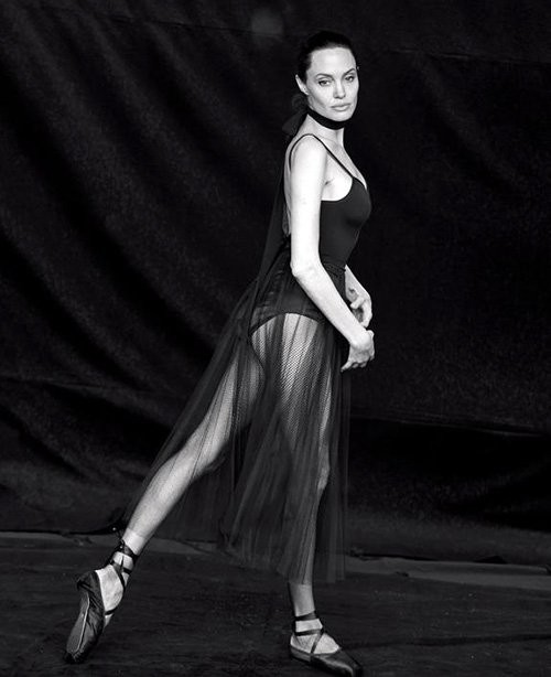 Angelina Jolie giản dị trong bộ ảnh trắng đen - ảnh 6