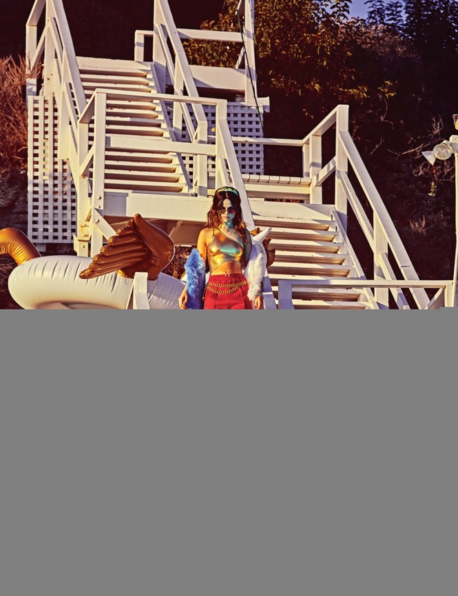 Selena Gomez diện bikini cực ‘ngầu’ - ảnh 4