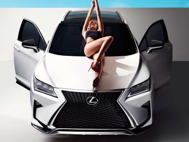 Mỹ nhân áo tắm Hailey Clauson gợi tình bên Lexus RX 2016 - ảnh 4