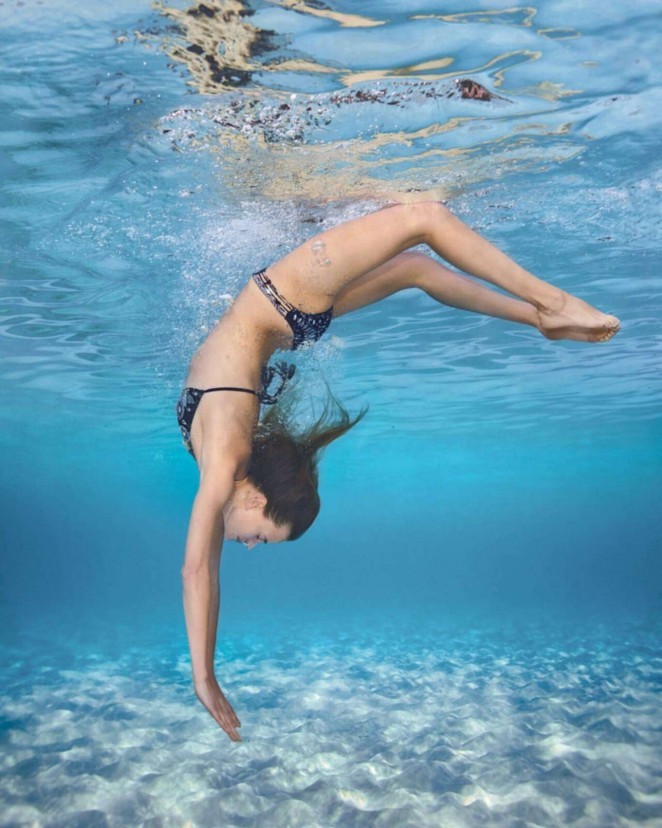 Người đẹp Pháp tạo dáng yoga tuyệt đẹp giữa biển xanh - ảnh 2