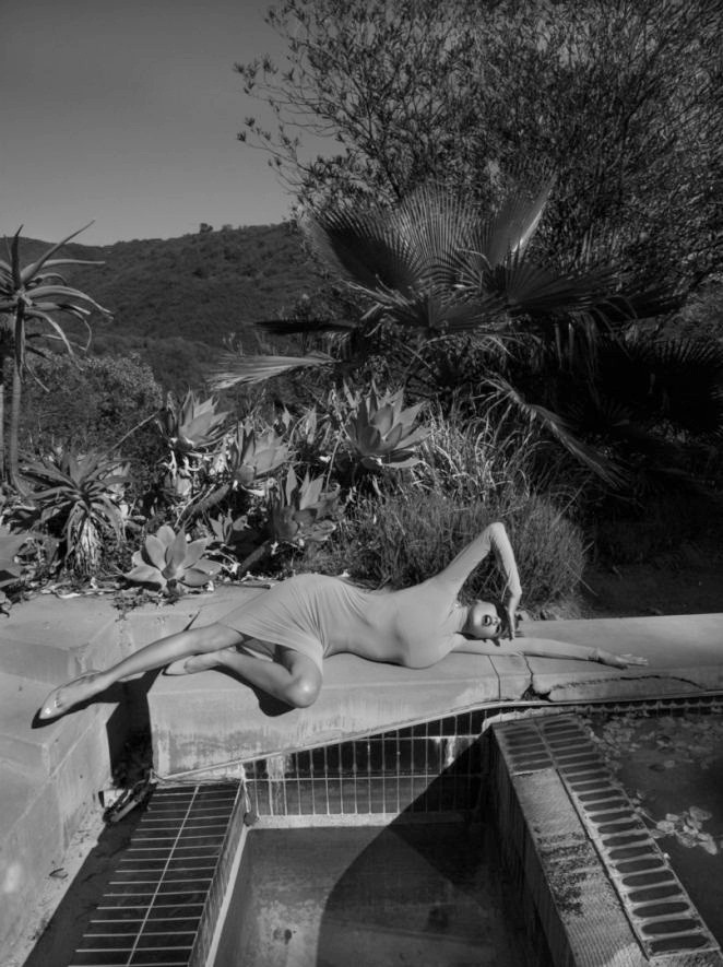 Charlotte McKinney hoang dã, trễ nải trong bộ ảnh đen trắng - ảnh 8
