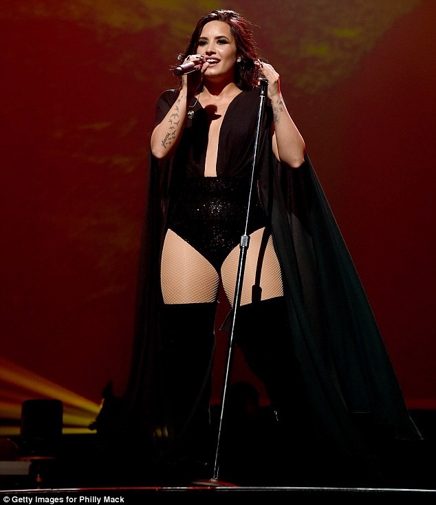 Demi Lovato táo bạo bán nude trên bìa single mới - ảnh 11