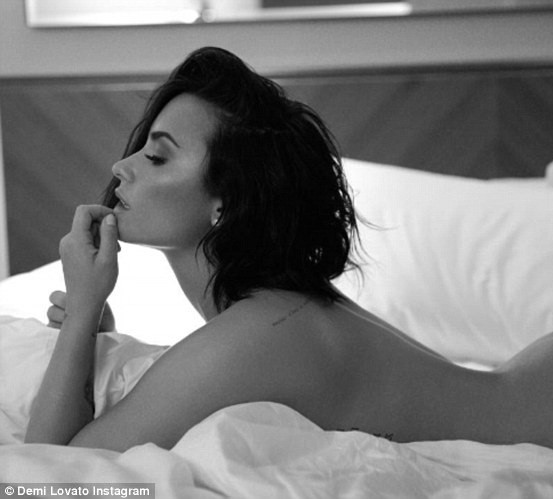 Demi Lovato táo bạo bán nude trên bìa single mới - ảnh 1