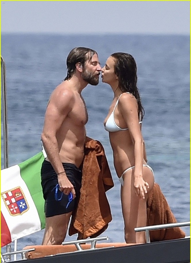 Irina Shayk thanh lịch, cuốn hút ở mọi góc nhìn - ảnh 12